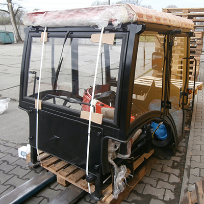 KABINA MTZ KPL. Z BŁOTNIKAMI CZERWONA-347594710