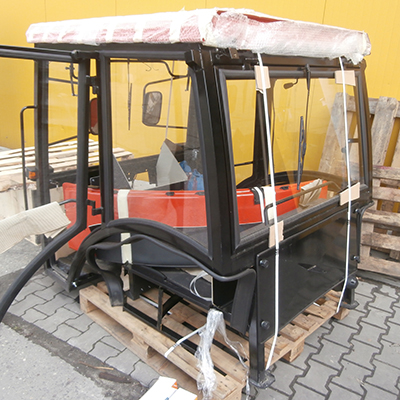 KABINA MTZ KPL. Z BŁOTNIKAMI CZERWONA-347594709